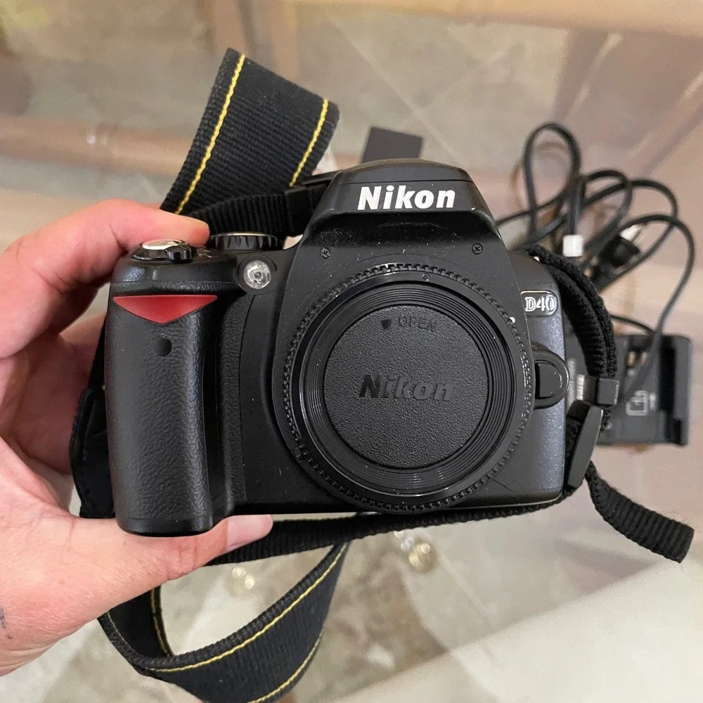 Nikon D40 Digital SLR Camera Body Black with Battery Charger and Strap